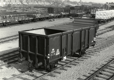 166984 Afbeelding van de luikendakwagen (schuifdakwagen) nr. 40612 (type Tb, serie 40600-40649) van de N.S. op het ...